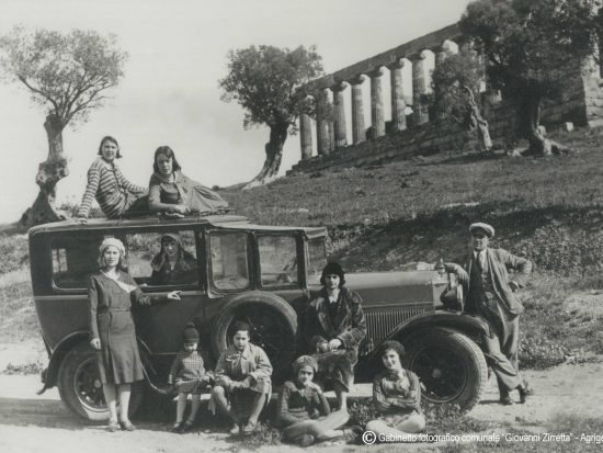 AGRIGENTO_Un-gruppo-di-donne-posa-su-unauto-depoca-alla-Valle-dei-Templi