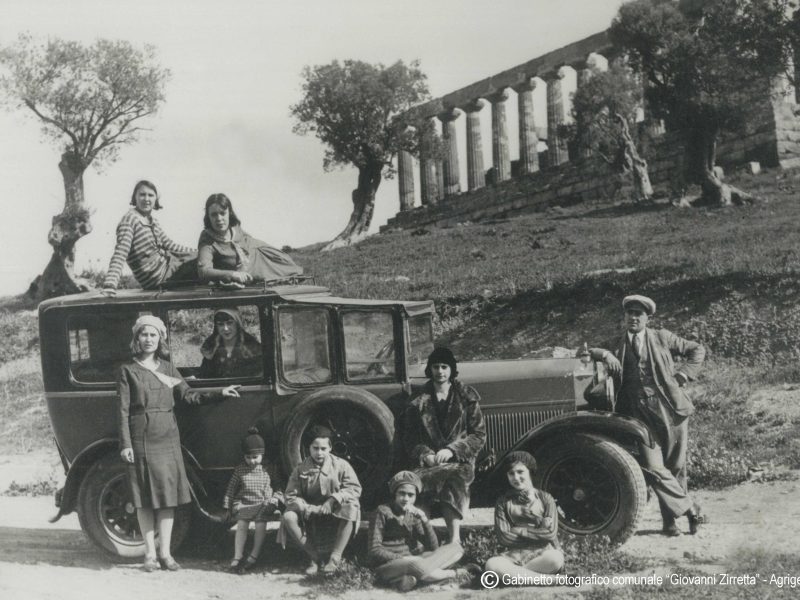 AGRIGENTO_Un-gruppo-di-donne-posa-su-unauto-depoca-alla-Valle-dei-Templi